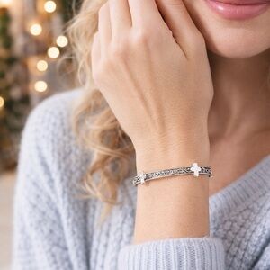 Howard’s cross faith based etched silver plated thin stretch bracelet  ✝️🩶